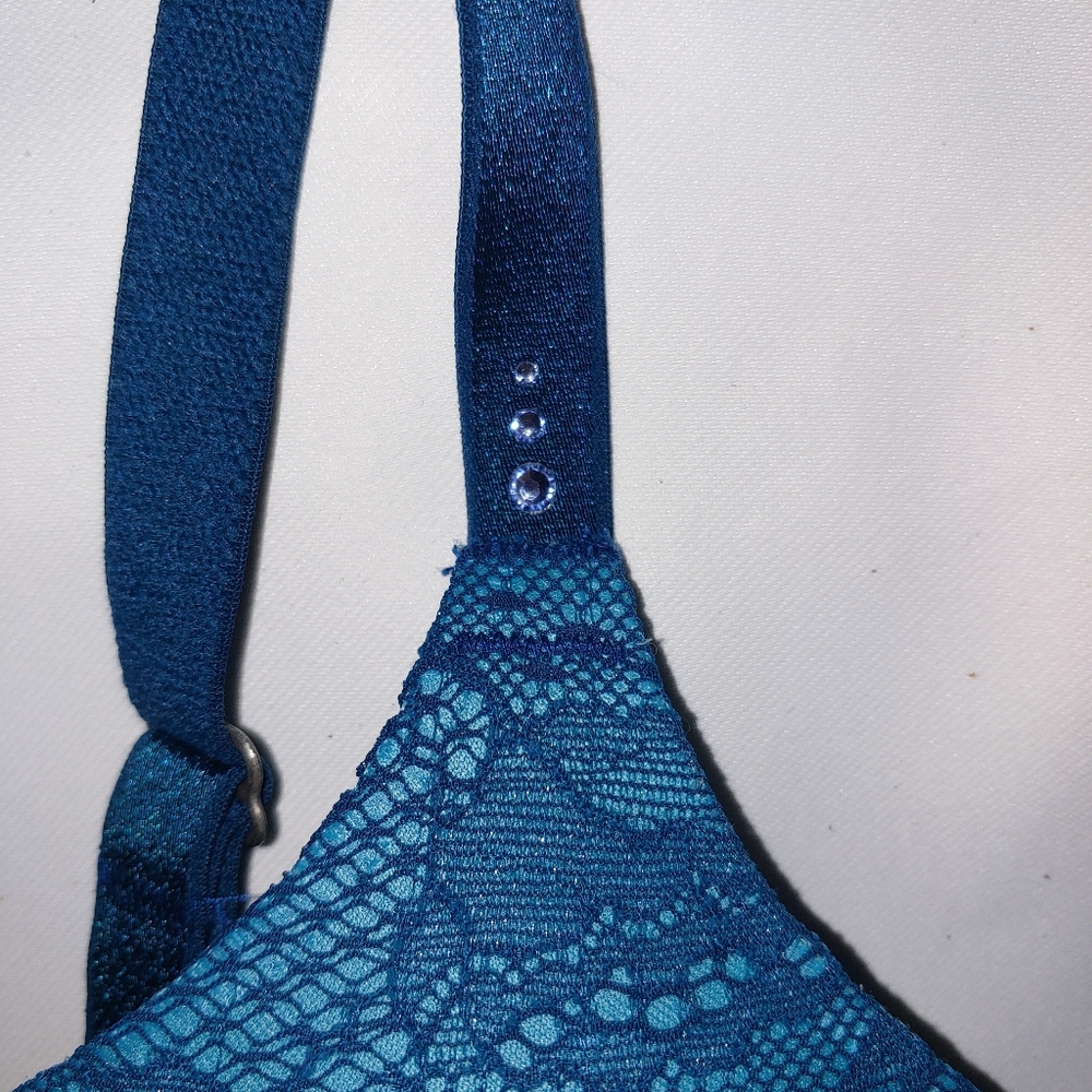 Victoria Secret bra.  36D - Picture 4 of 8